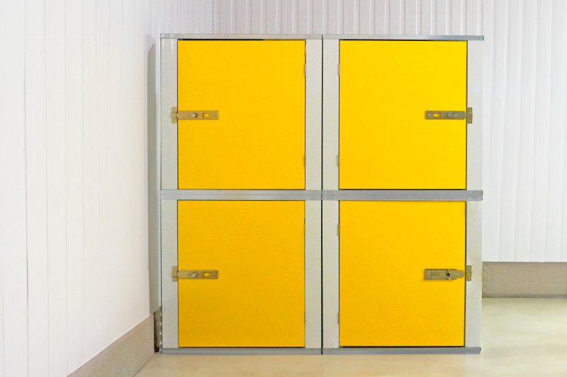 Self-Storage-Kleinstboxen in einer sauberen, hellen Lagerhalle.