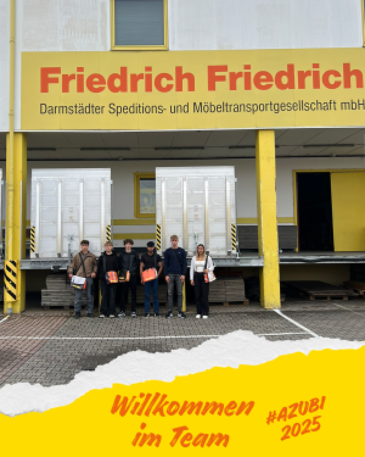 Azubis die vor dem Service Center stehen mit Geschenken in der Hand