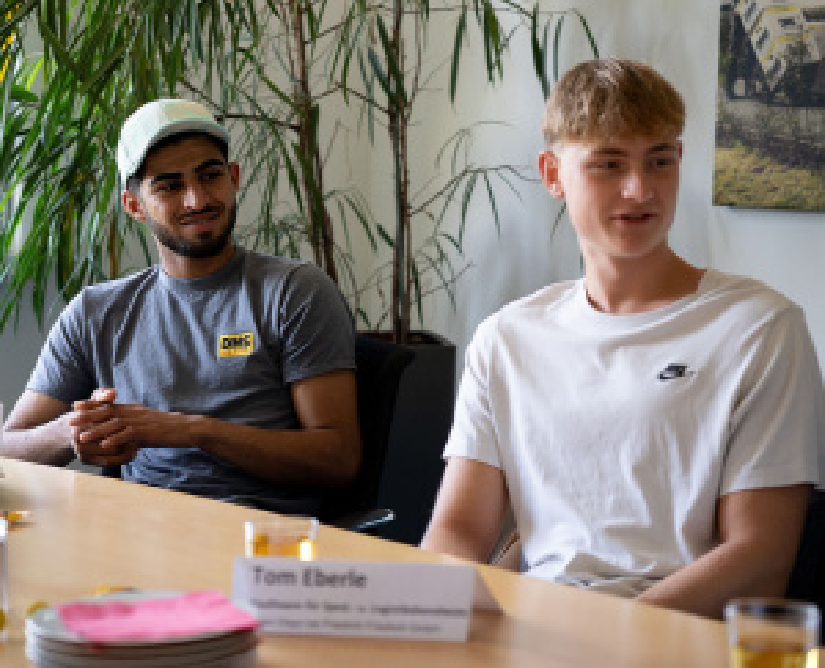Zwei junge Herren am Tisch