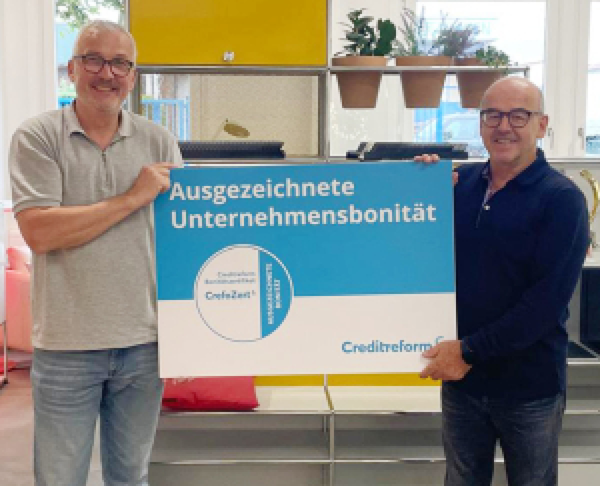 Zwei Männer mit einem Zertifikat in der Hand