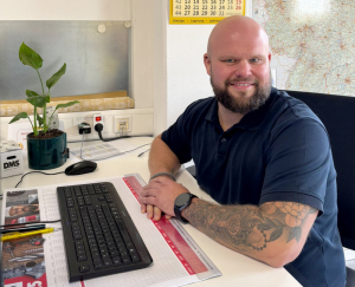 Mann der am Computer sitzt