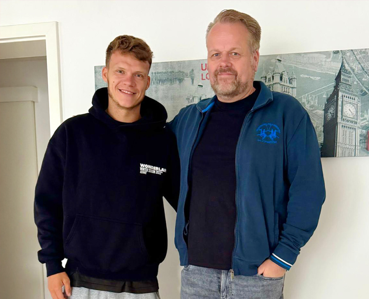 Zwei Männer mit jeweils einen Arm um die Schulter