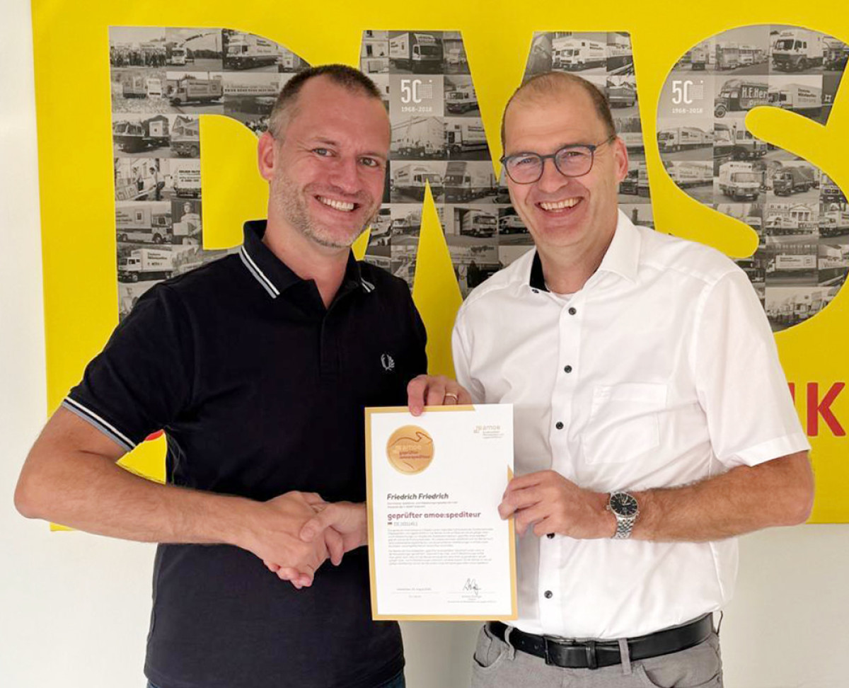 Zwei Männer mit einem Zertifikat in der Hand