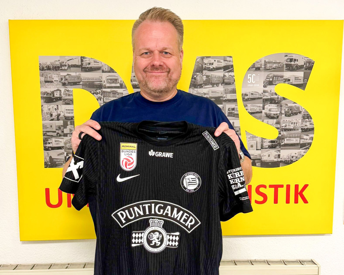 Mann mit Trikot in der Hand