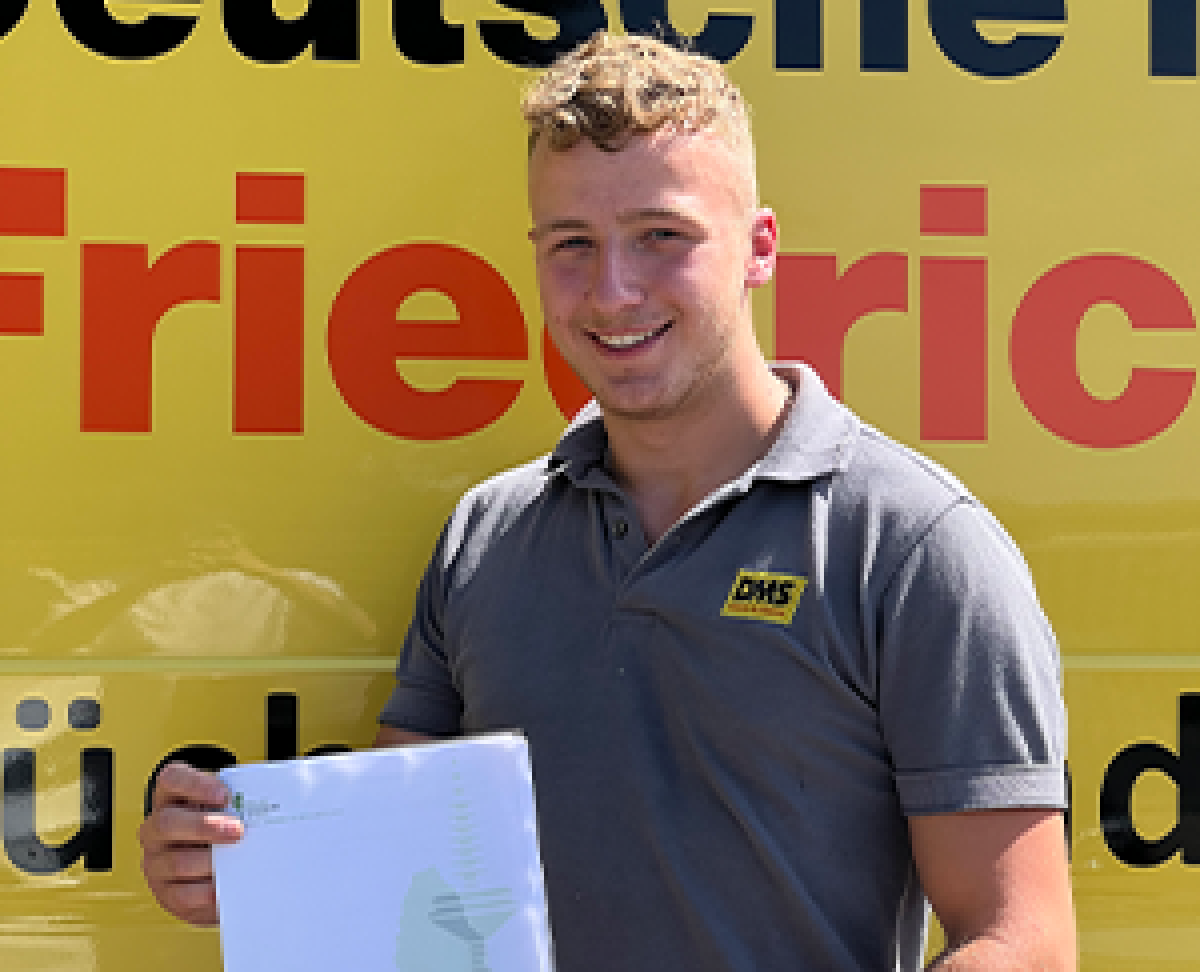 Mann der lächelt und sein Zeugnis hält