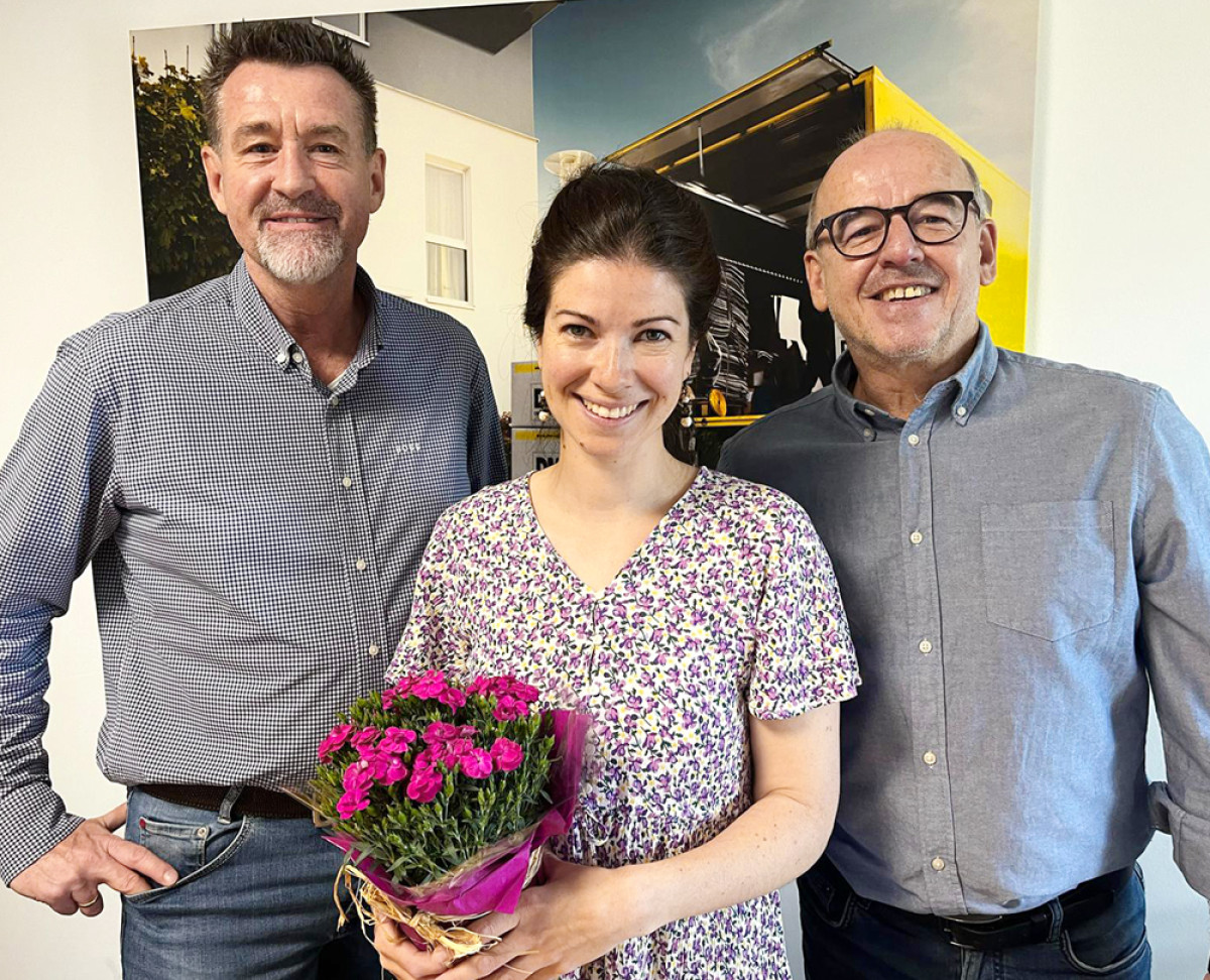 Drei Personen, die lachen.