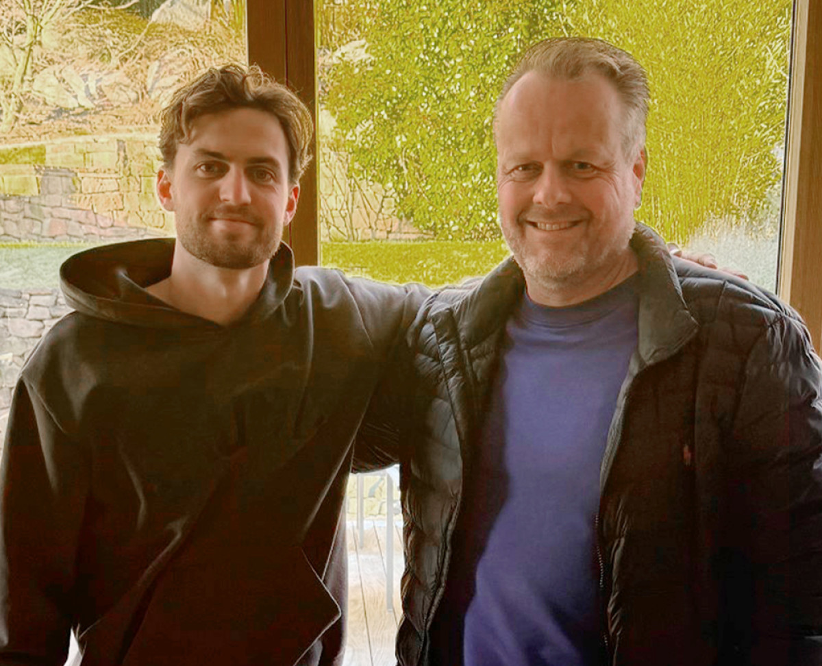 Zwei Männer mit jeweils einen Arm um die Schulter