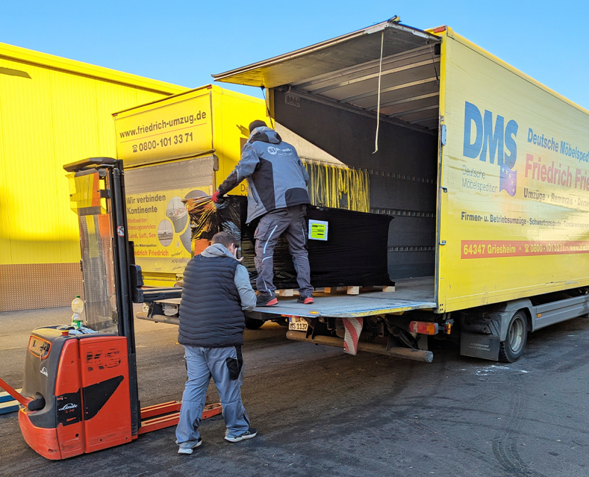 Männer die ein LKW ausladen