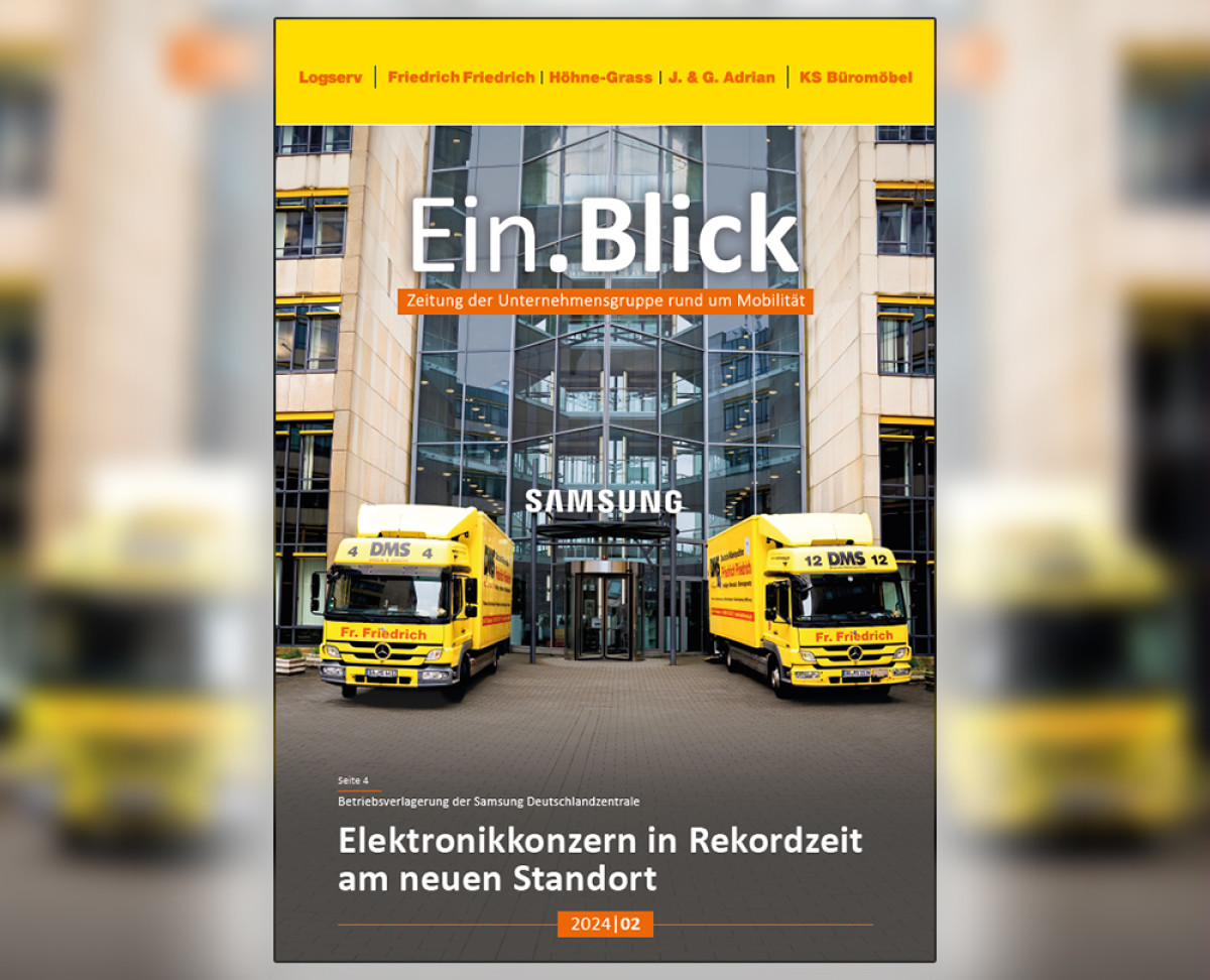Titelbild der Unternehmenszeitung „Ein.Blick“ mit zwei gelben Umzugs-Lkw vor dem Samsung-Gebäude.