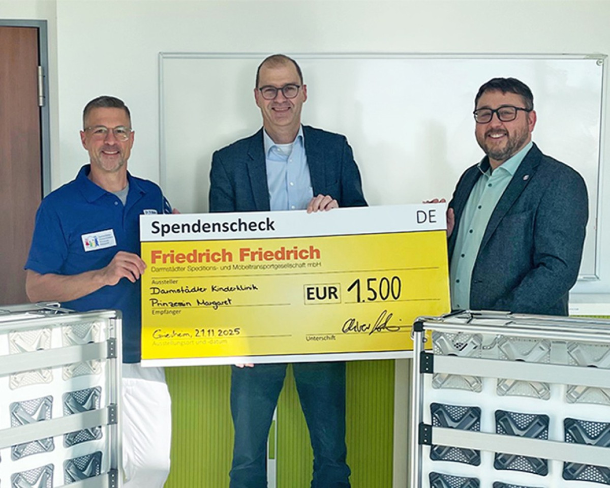 Männer mit Spendencheck