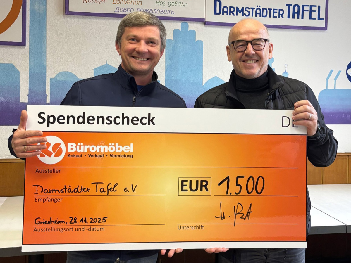 Männer mit Spendencheck