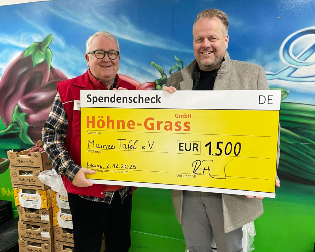 Männer mit Spendencheck