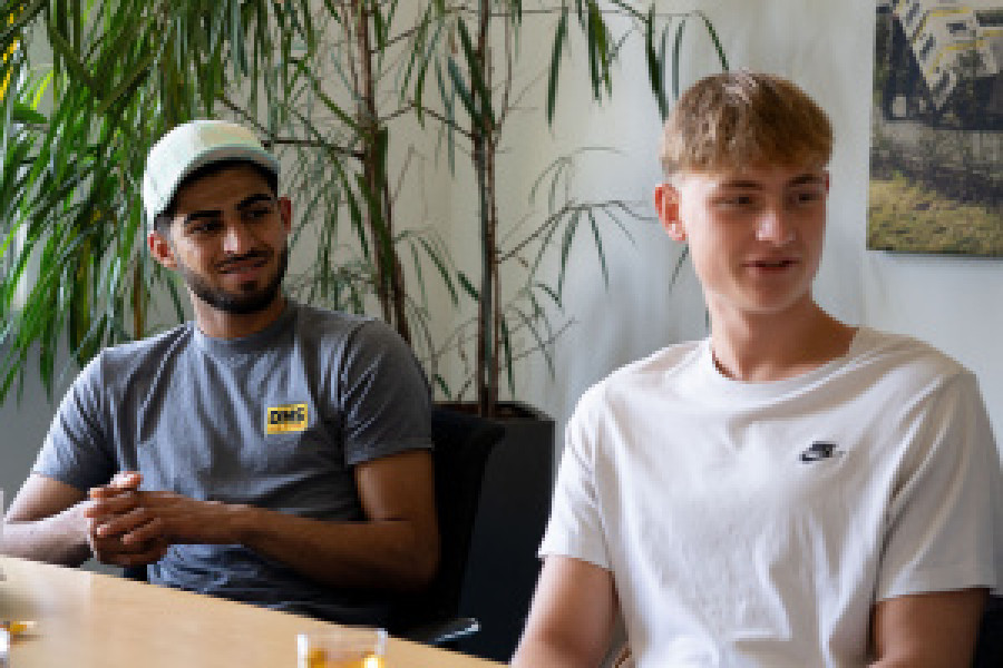 Zwei junge Herren am Tisch