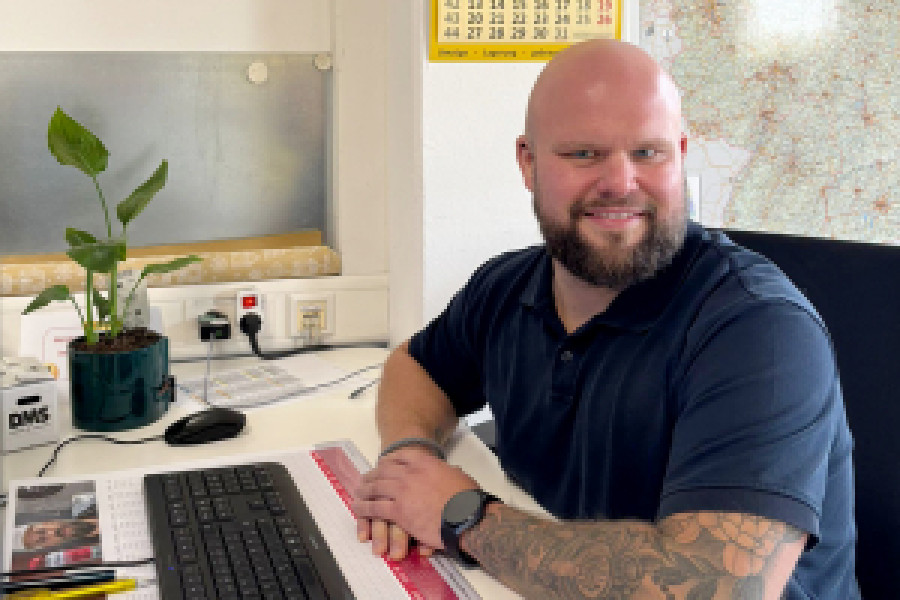 Mann der am Computer sitzt