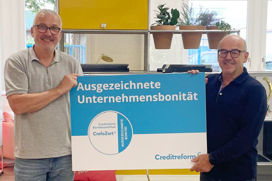 Zwei Männer mit einem Zertifikat in der Hand