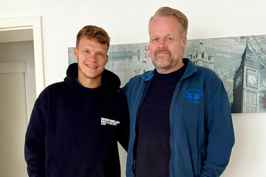 Zwei Männer mit jeweils einen Arm um die Schulter