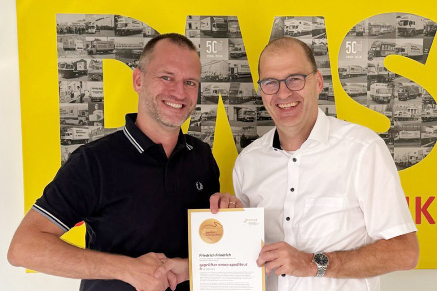 Zwei Männer mit einem Zertifikat in der Hand