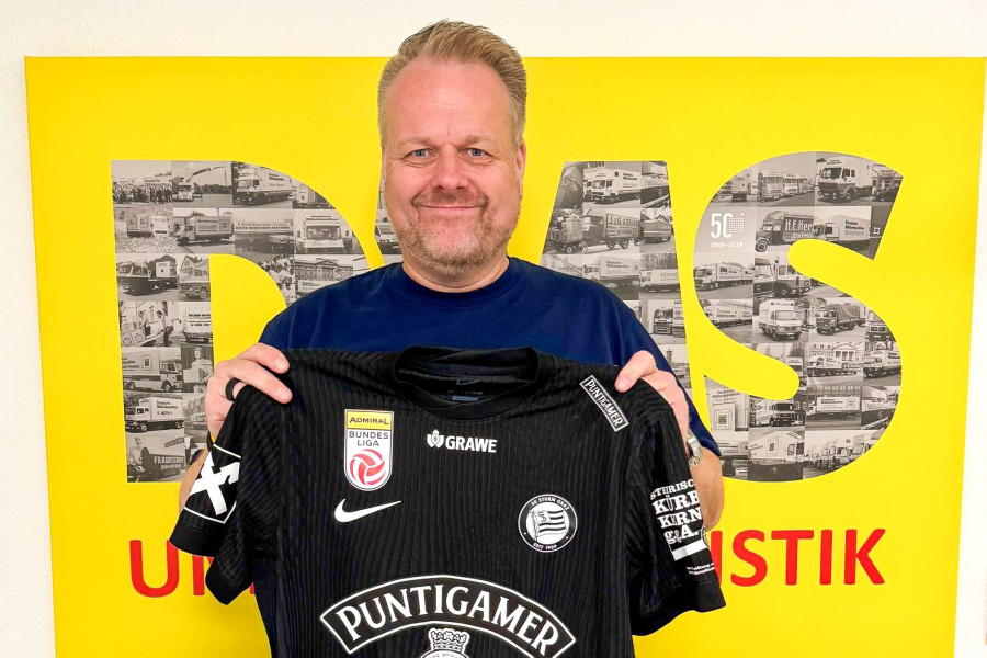Mann mit Trikot in der Hand