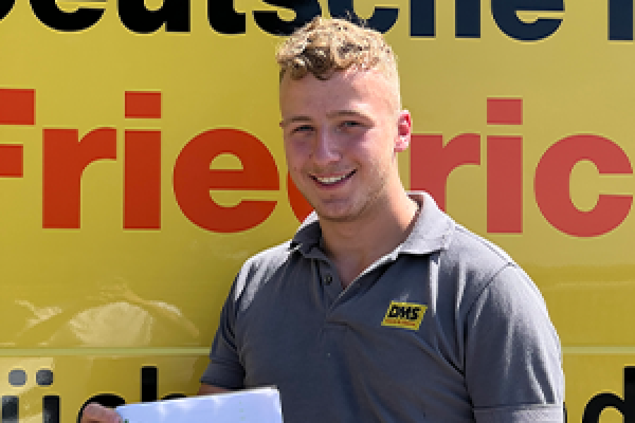 Mann der lächelt und sein Zeugnis hält