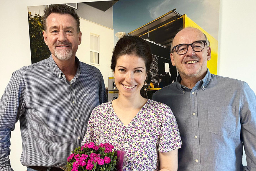 Drei Personen, die lachen.