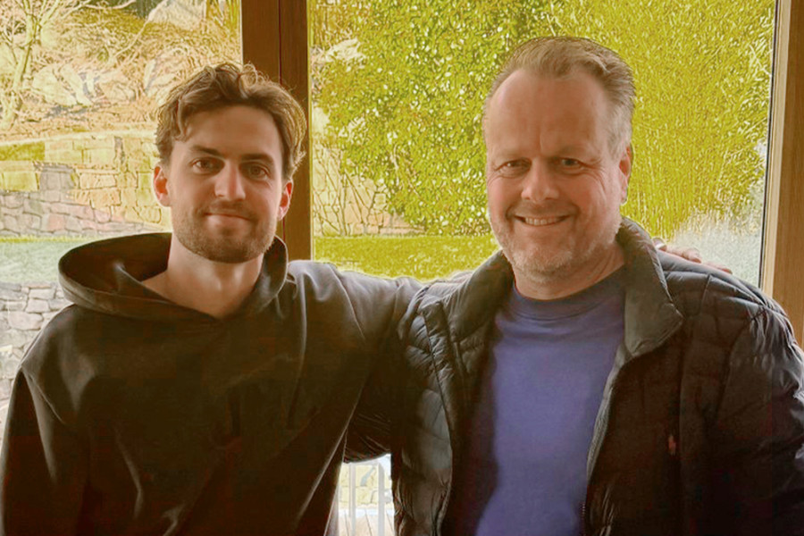 Zwei Männer mit jeweils einen Arm um die Schulter