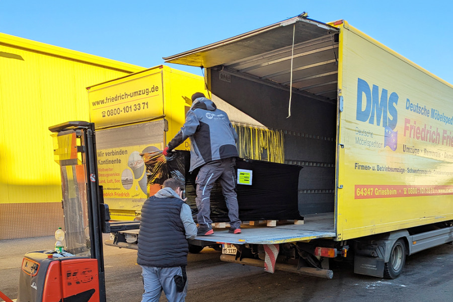 Männer die ein LKW ausladen