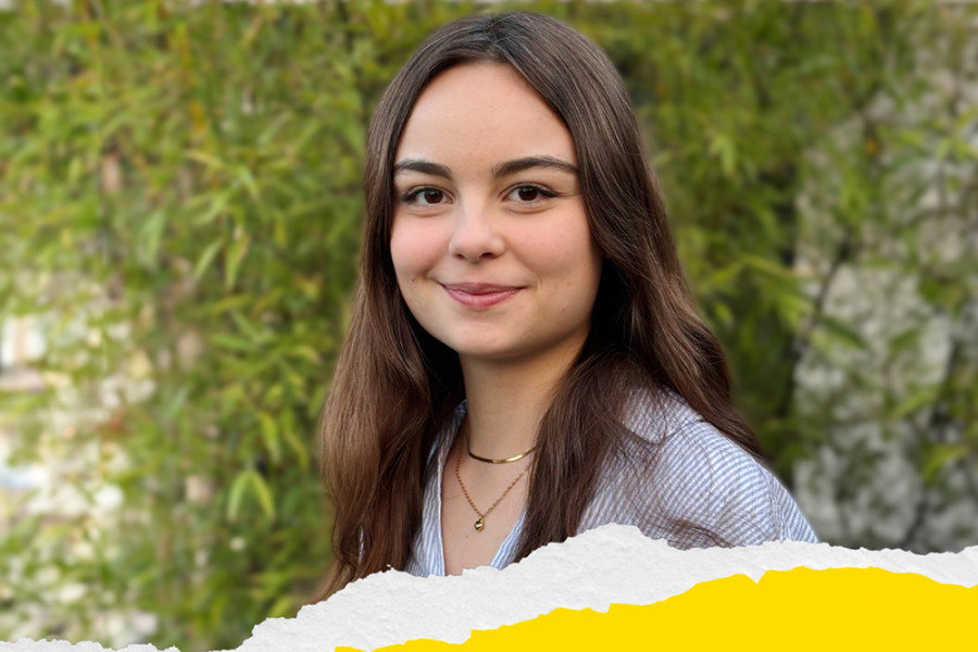 Porträt einer jungen Frau mit dem Schriftzug „Willkommen im Team“ vor grünem Hintergrund.