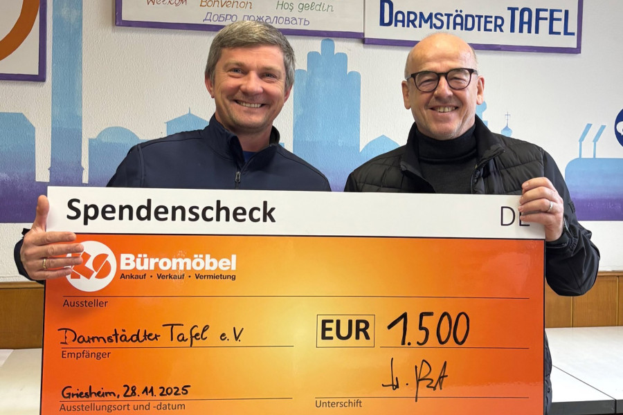 Männer mit Spendencheck