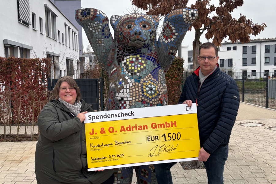 Männer mit Spendencheck