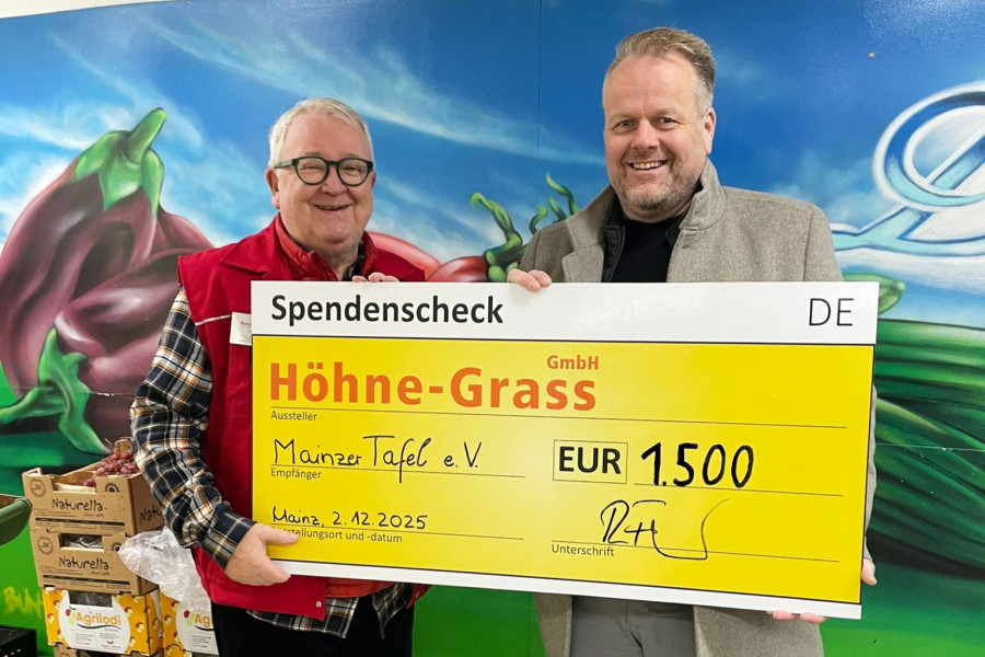 Männer mit Spendencheck